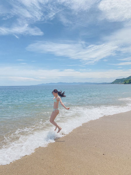 NMB48 上西怜、ビーチではしゃぐ水着オフショットが可愛すぎる!!