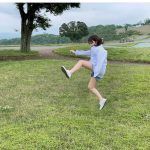 乃木坂46 与田祐希が羊に追いかけられる! 大自然グラビアのオフショット公開