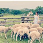 乃木坂46 与田祐希が羊に追いかけられる! 大自然グラビアのオフショット公開