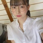 我妻ゆりか、縁側で純白のデコルテ＆美乳披露