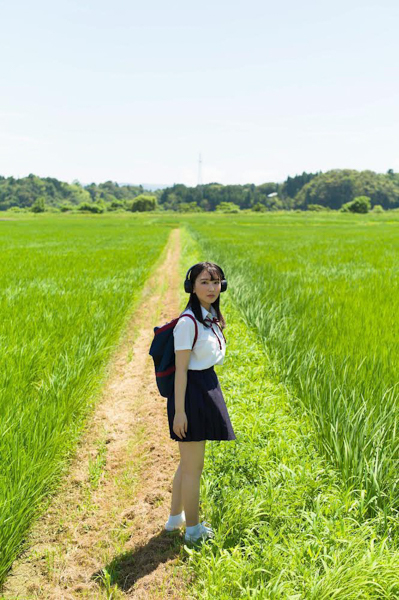 沢口愛華、岩間でセクシーな水着姿を披露! 制服姿で自転車を漕ぐカットも公開