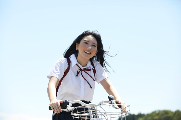沢口愛華、岩間でセクシーな水着姿を披露! 制服姿で自転車を漕ぐカットも公開