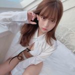 竹内星菜、彼シャツ脱いで美くびれ全開!