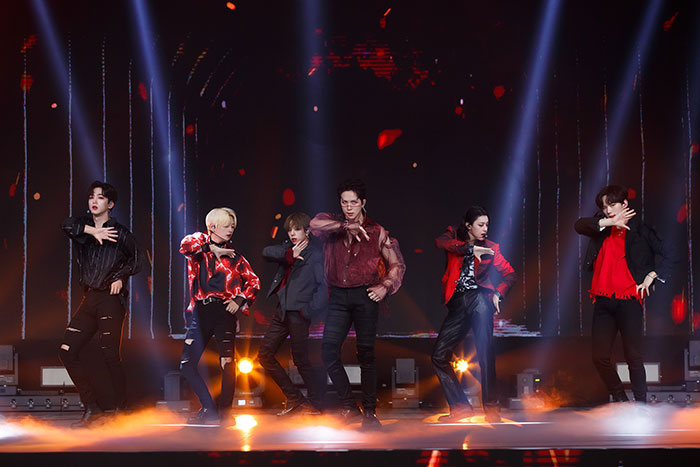 【写真特集】6人組男性グループ・WEi (위아이)、『KCON:TACT HI 5』でクールなライブパフォーマンス！！