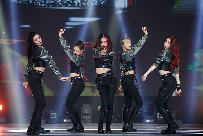 【写真特集】TWICEの妹分グループ・ITZY（イッジ）が『KCON:TACT HI 5』でライブパフォーマンス！