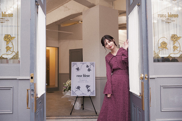 有村藍里がディレクターをつとめる「rose bleue」初の展示会を実施