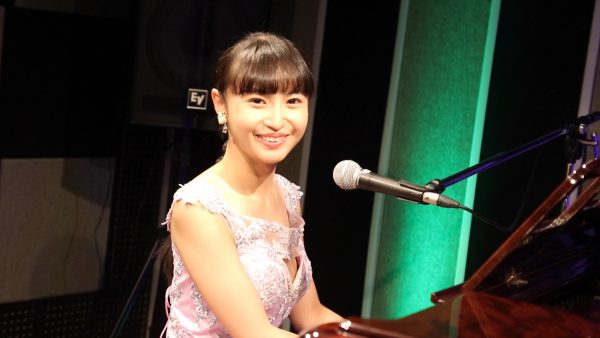 【動画】望月琉叶、配信ライブで披露したピアノ演奏への想いを語る