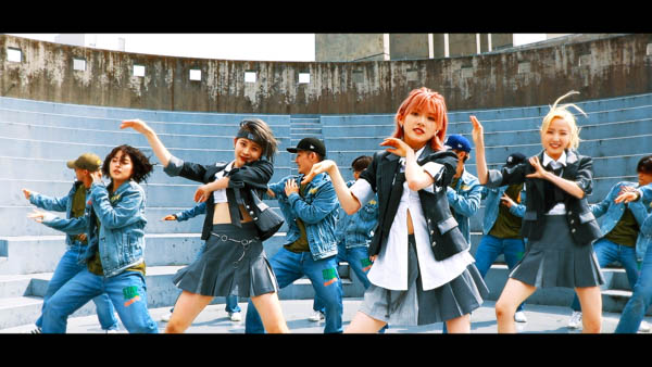 AKB48がプロダンスチームと『どえらいダンス』をコラボ＜『根も葉もRumor』＞