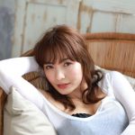 ほのか、トップスから透けた水着に釘付けの無防備ショット