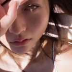 橋本萌花、ストライプ柄のビキニで魅せるヘルシーボディライン