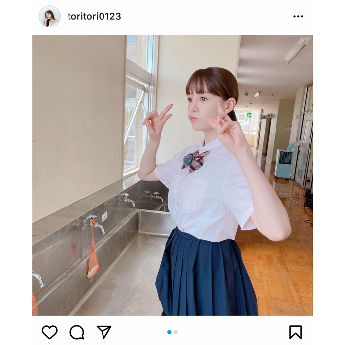 トリンドル玲奈、JKコスプレで若々しいピース姿を披露！「制服姿かわいい」