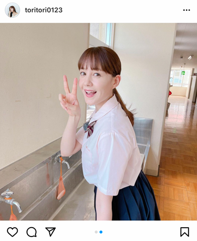 トリンドル玲奈、JKコスプレで若々しいピース姿を披露！「制服姿かわいい」