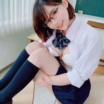 深田えいみ、制服コスのボタンを外してランジェリーが丸見え？「めっちゃくちゃ可愛いすぎる」
