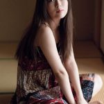 乃木坂46 岩本蓮加、少女から大人へと成長する時間を捉えたポートレートで「blt graph.」表紙を飾る