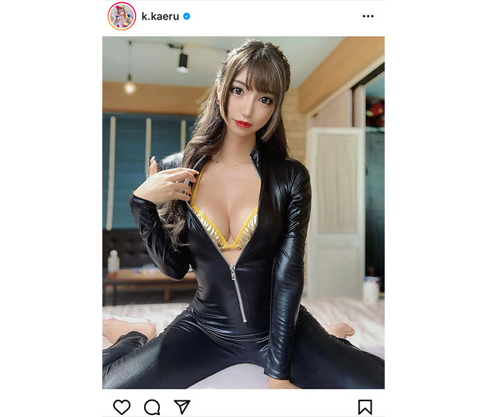 かえるちゃん、まるで峰不二子なキャットスーツ姿で美乳披露