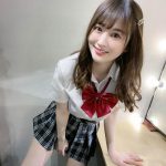 メイリのギャル制服ショットに歓喜の声「最高」「本当に色白美肌」