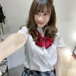 メイリのギャル制服ショットに歓喜の声「最高」「本当に色白美肌」