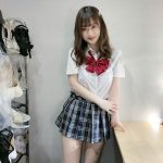 メイリのギャル制服ショットに歓喜の声「最高」「本当に色白美肌」