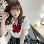 メイリのギャル制服ショットに歓喜の声「最高」「本当に色白美肌」