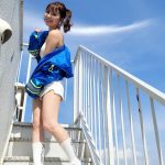 宮崎理奈、肩出し＆美脚のヘルシーオフショット公開