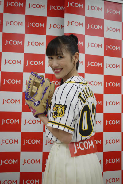 ももクロ 高城れに、甲子園のマウンドで始球式に挑む「ライブより緊張しました!」