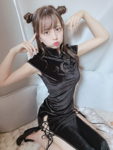 竹内星菜、黒いチャイナドレスでプク顔＆セクシーな美脚披露