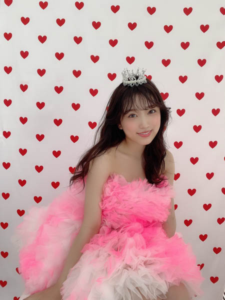 HKT48 矢吹奈子、プリンセスのような微笑みで魅せる「LARME」表紙オフショット公開