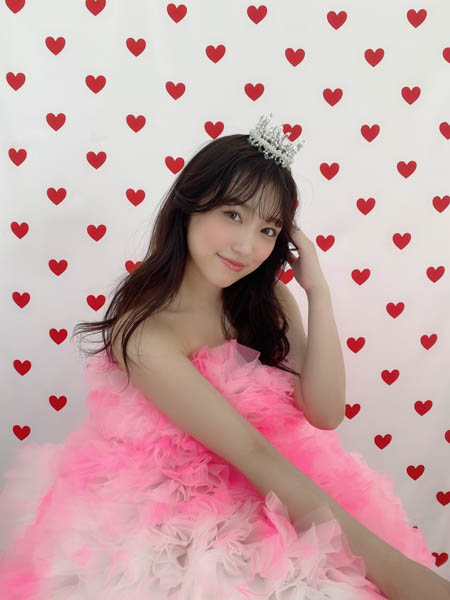 HKT48 矢吹奈子、プリンセスのような微笑みで魅せる「LARME」表紙オフショット公開