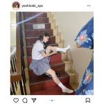吉崎綾、セーラー服グラビアで美脚披露