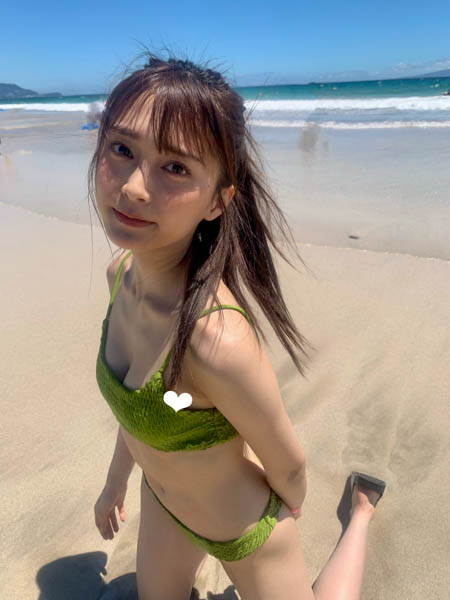 小山璃奈、素肌がまぶしい水着ショット公開!「夏やっと来た」