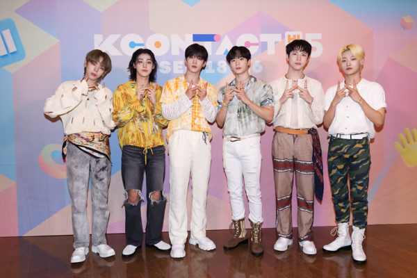 【写真特集】6人組男性グループ・WEi (위아이)、『KCON:TACT HI 5』でクールなライブパフォーマンス！！