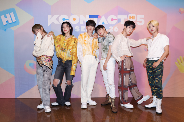 【写真特集】6人組男性グループ・WEi (위아이)、『KCON:TACT HI 5』でクールなライブパフォーマンス！！