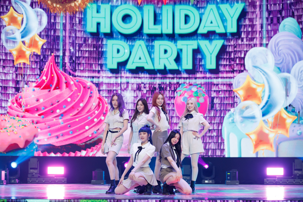 【写真特集】Weeekly (위클리)が『Holiday Party』など爽やかなイメージでパフォーマンス！！＜KCON:TACT HI 5＞