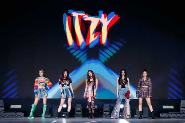 【写真特集】TWICEの妹分グループ・ITZY（イッジ）が『KCON:TACT HI 5』でライブパフォーマンス！