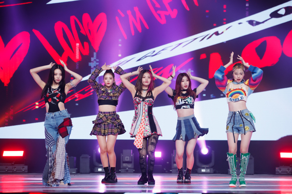 【写真特集】TWICEの妹分グループ・ITZY（イッジ）が『KCON:TACT HI 5』でライブパフォーマンス！