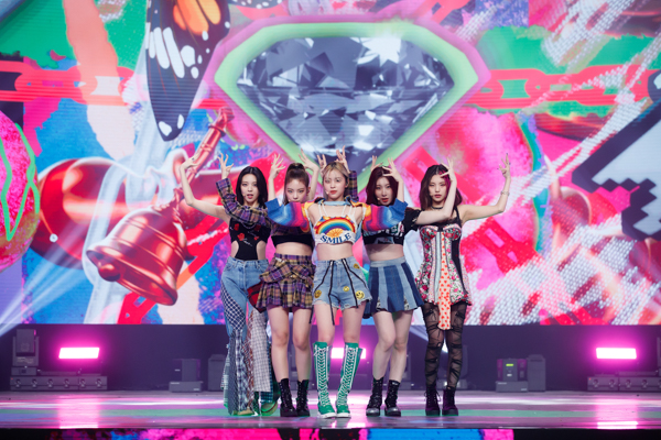 【写真特集】TWICEの妹分グループ・ITZY（イッジ）が『KCON:TACT HI 5』でライブパフォーマンス！