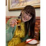 ドラマ『ごほうびごはん』桜井日奈子、ビールを片手に笑顔の乾杯ショット公開