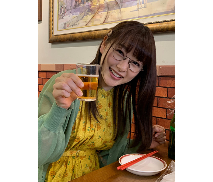 ドラマ『ごほうびごはん』桜井日奈子、ビールを片手に笑顔の乾杯ショット公開