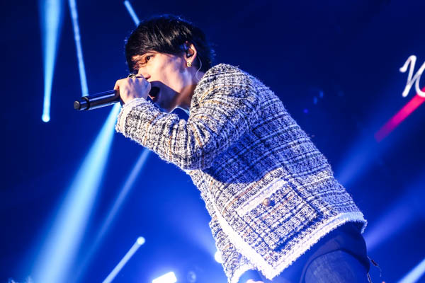 綾野剛、UVERworldのライブにサプライズ登場!「アバランチ」主題歌初披露を『援護射撃』