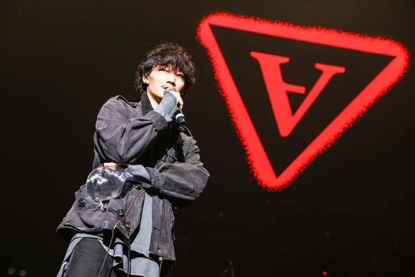 綾野剛、UVERworldのライブにサプライズ登場!「アバランチ」主題歌初披露を『援護射撃』