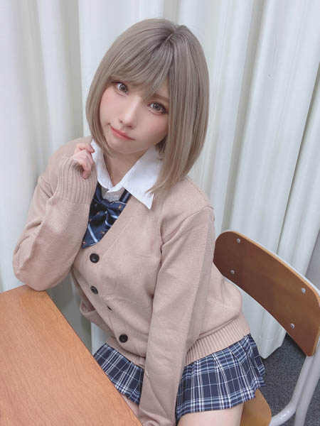 えなこが制服ギャルのコスプレ披露「可愛すぎてやばい」の声殺到