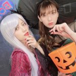 桃月なしこ、アンジェラ芽衣と魔女コスプレ披露!「最強魔法を使いそう」と反響ぞくぞく