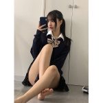 藤川らるむ、制服着て投げ出す裸足の美脚に熱視線!「釘付けになります」