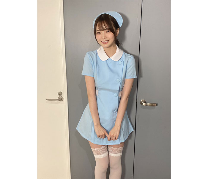 新谷姫加、絶対領域チラ見えのミニスカナース服でもじもじ