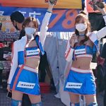 新唯（あらたゆい）、レースクイーンのコスチュームでポーズ！「可愛いです」「見とれちゃいます」