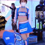新唯（あらたゆい）、レースクイーンのコスチュームでポーズ！「可愛いです」「見とれちゃいます」