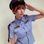 アンジェラ芽衣、ハロウィンコスプレで海賊や婦人警官に変身!