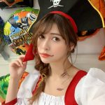 アンジェラ芽衣、ハロウィンコスプレで海賊や婦人警官に変身!