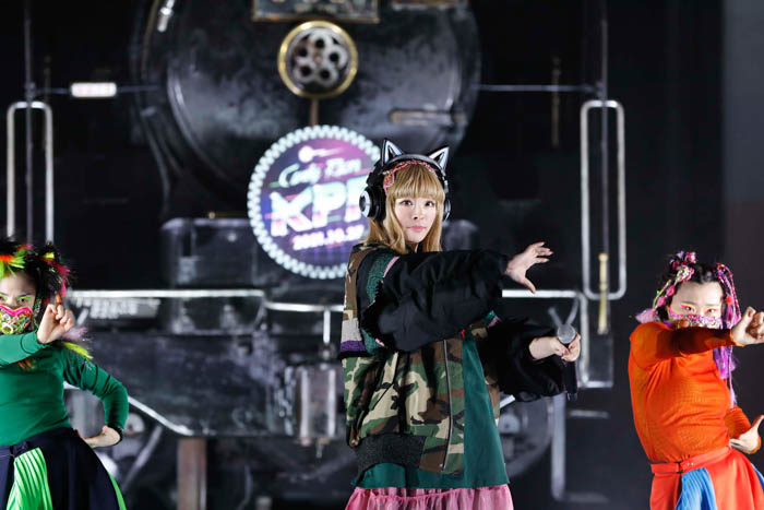 きゃりーぱみゅぱみゅが、京都鉄道博物館でスペシャルオンラインライブ開催! 扇形機関庫を前にパフォーマンス