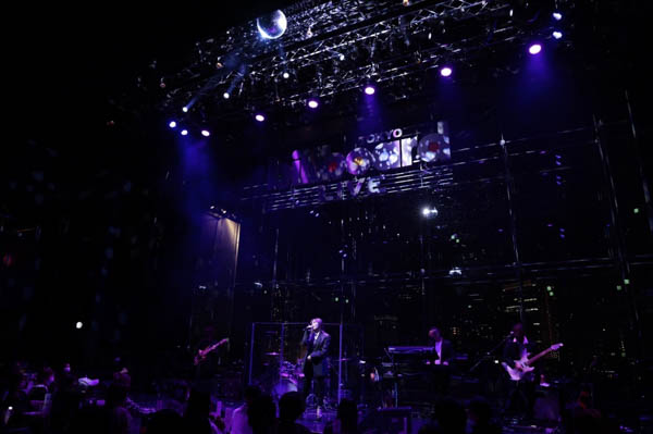 伶、ソロ初ビルボードライブ東京公演に数原龍友がサプライズ登場!「So Special」をコラボカバー